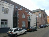 Dit gebouw weerspiegelt in staccato de historische componenten van zijn omgeving