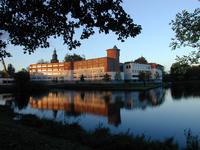 Het gerechtsgebouw in Zutphen roept door de enigszins strenge gevelopbouw, de degelijke onderverdeling in plint, opbouw en be&euml;indiging en de plaatsing van de toren aan het water (bastion) associaties op met de gerechtsfunctie.